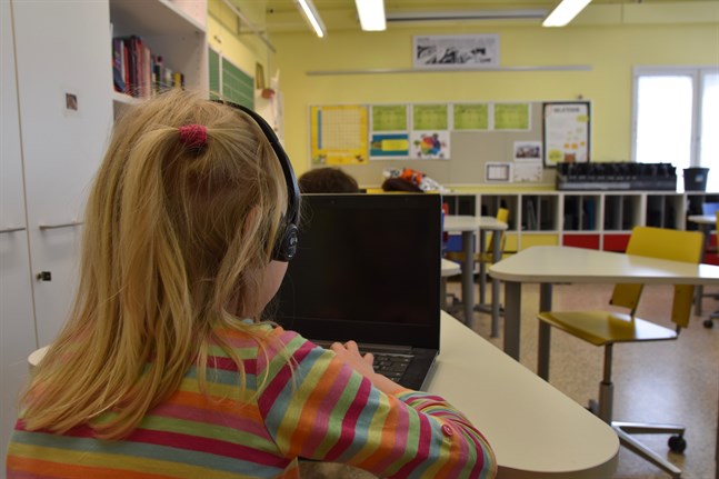 I vissa skolor är det obligatoriskt att läsa engelska redan i årskurs 1–6, medan det är valbart i andra skolor.