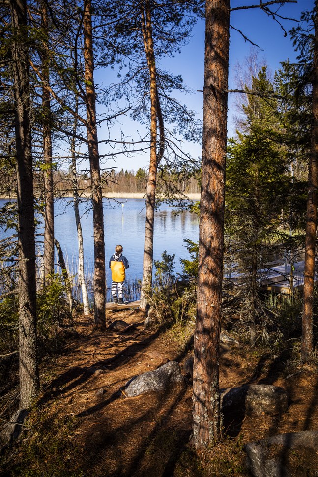 Tidigare generationer har respekterat naturen och bevarat stränderna så orörda som möjligt. Det är den nu aktiva generationen som tar för sig obehindrat, skriver Monika Asplund. - Personen på bilden har ingen koppling till texten.