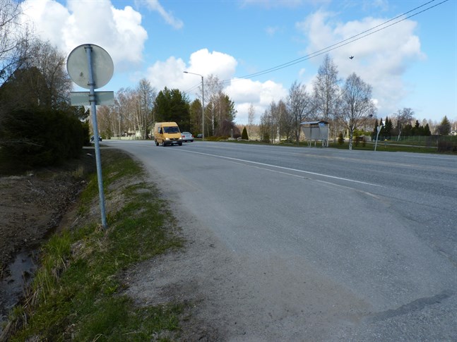 Den dåliga sikten i korsningen vållar problem för de hundratals bilister som dagligen kör in och ut från industriområdet.