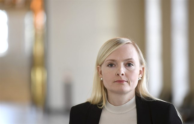 Inrikesminister Maria Ohisalo (Gröna) blev invald i riksdagen för första gången för ett år sedan. Nu är hon både inrikesminister och ordförande för sitt parti.