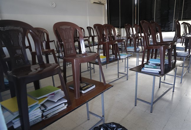 Ett tomt klassrum i en skola i Libanons huvudstad Beirut i mars, efter att landets regering beslutat att stänga skolor och universitet med anledning av coronapandemin. Arkivbild.