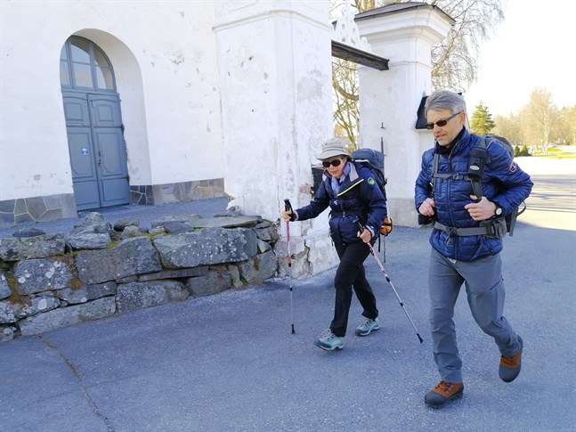 Mari-Anne Lindfors och Martin Näse tar sina första steg på väg mot Vasa.