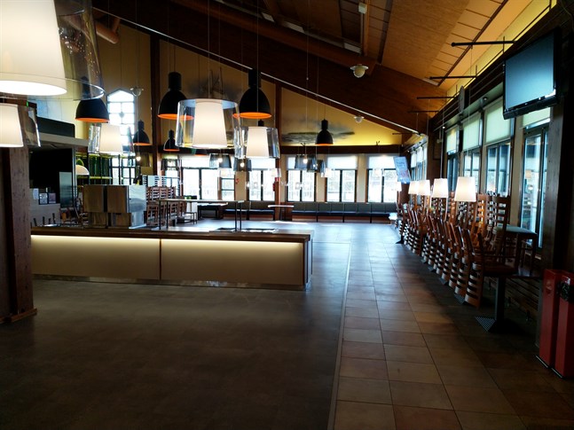 Från den 1 juni blir det igen tillåtet att avnjuta mat och dryck inne på caféer, barer och restauranger. Men bara hälften av kundplatserna inomhus får användas. Bilden från ABC-stationen i Lålby.