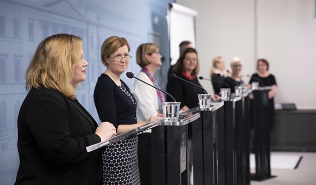 Familje- och omsorgsminister Krista Kiuru (SDP) presenterade myndigheternas nya anvisningar för personer över 70 år tillsammans med Sari Aalto-Matturi, verksamhetsledare vid Psykisk Hälsa Finland, Päivi Topo, direktör för Äldreinstitutet, Minna-Liisa Luoma, forskningschef vid Institutet för hälsa och välfärd och Panu Könönen, marknadsföringschef vid Suomen Latu.