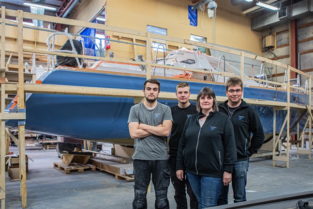 Familjen Karlsson, Sam, Kim, Anne och Östen som alla jobbar på Scandi Yachts framför nya egna segelbåtsmodellen.