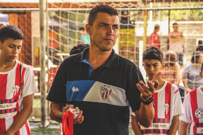 Vitao med sina rödvitrandiga spelare i CFA Itatiba.