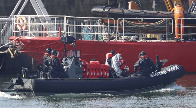 Migranter tas om hand i Dover, Storbritannien, i början av maj.
