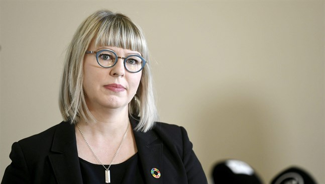 Social- och hälsovårdsminister Aino-Kaisa Pekonen (VF) vill trygga vården av alla som har smittats av coronaviruset och är bosatta i Finland.