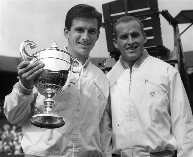 Ashley Cooper, till vänster, med Wimbledonpokalen efter segern över Neale Fraser, till höger, 1958.