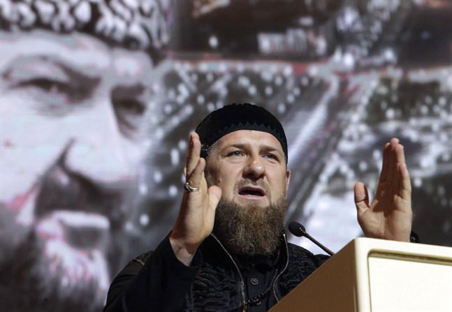 Ramzan Kadyrov rapporteras vara drabbad av covid-19. Bilden är tagen då han höll tal i Groznyj den 10 maj, framför en bild på sin döde far Achmad Kadyrov.