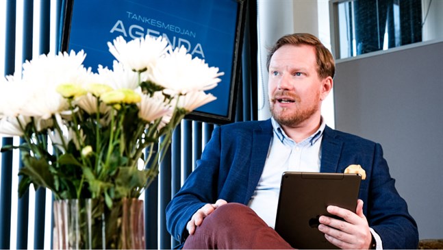 Tankesmedjan Agends verksamhetsledare Ted Urho leder ordet i det nya diskussionsprogrammet Agenda Talk.