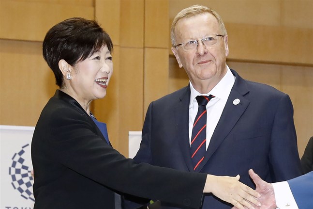 John Coates, chef för Australiens olympiska kommitté och medlem i IOK, har insyn i arbetet med sommar-OS. Här i ett möte med Tokyos guvernör Yuriko Koike i oktober i fjol.