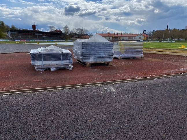 Den gamla ytan är bortriven och en del av byggnadsmaterialet är på plats. Men ännu har renoveringen av löpbanorna på Kristinaplan inte startat.