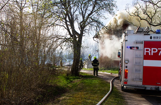 Bild från branden den 23 maj. Då förstördes både boningshuset och två uthusbyggnader.