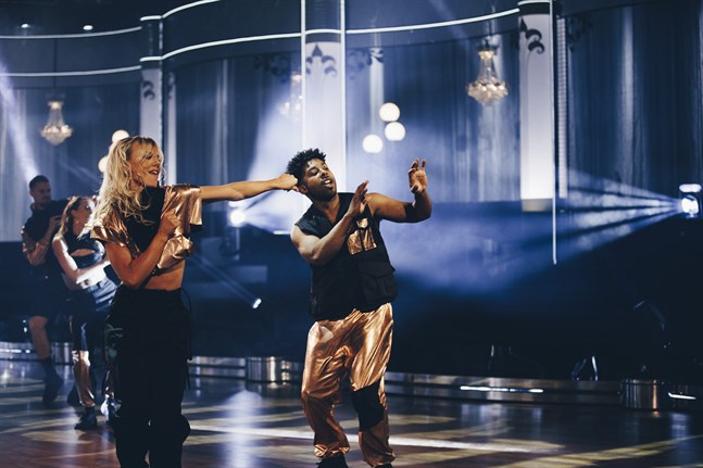 John Lundvik fick stående ovationer av juryn och full pott – tre tior.
