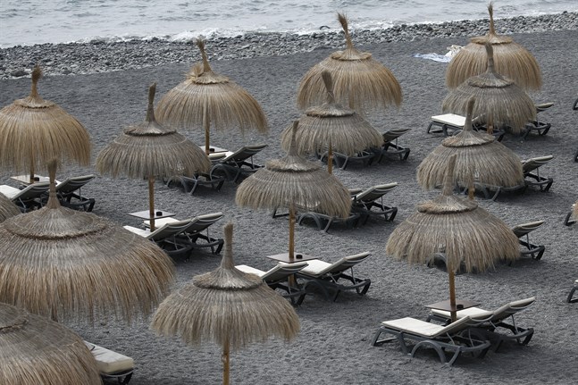 Än ligger många stränder i Spanien öde. Arkivbild från La Caleta på Teneriffa.