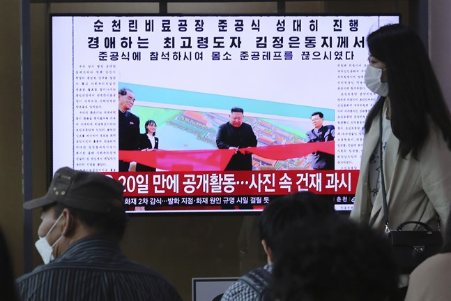 Kim Jong-Un verkade inte rädd för coronaviruset när han senast rapporterades ha visat sig offentligt, den 1 maj. Bild från nyhetssändning på centralstationen i Seoul, Sydkorea.