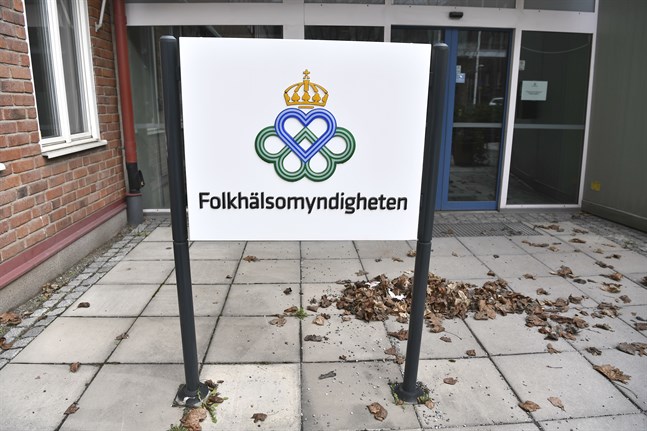 Skylt vid Folkhälsomyndigheten I Solna. Arkivbild.