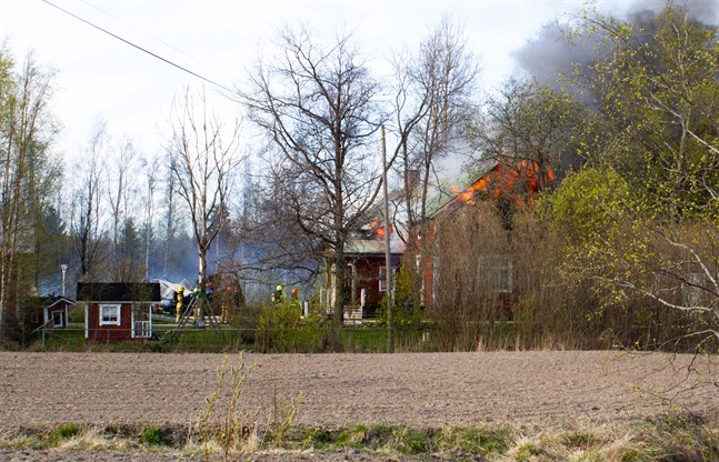 En granne upptäckte branden. Ingen var hemma då elden bröt ut, uppger räddningsverket.