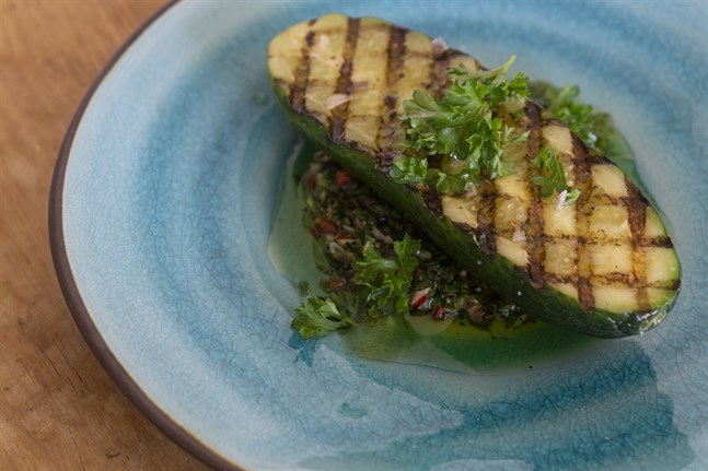 Chimichurrin är en marinad med mycket olja och smak, och passar därför bra till grilltallriken. Välj chili enligt önskad hetta.