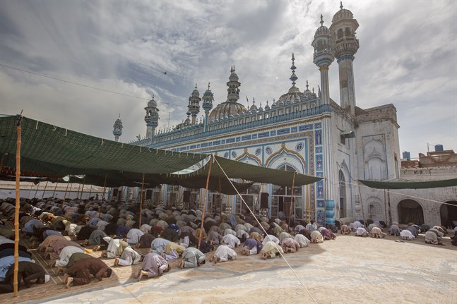 I Pakistan har moskéerna hållit öppet under fastemånaden ramadan – trots risken för spridning av coronaviruset. Bilden är från fredagsbönen i Rawalpindi.