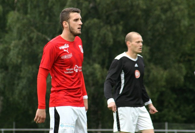 Nedim Ibric klär på sig Sportings rödvita dress även under den kommande fotbollssäsongen.