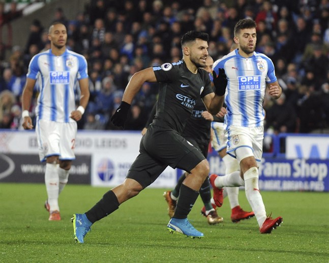 Huddersfield (i blått och vitt) åkte ur Premier League förra säsongen.