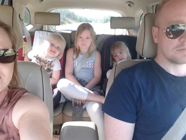 Anna och Andreas Ribacka i bilen. Där bak sitter barnen Jennifer, Natasha och Joanna.