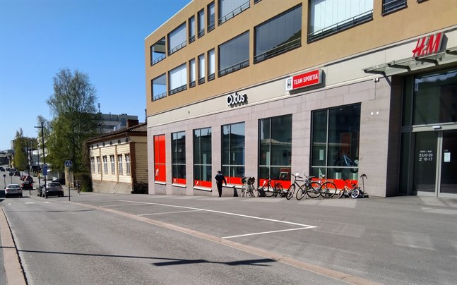 Tre nya rutor är målade på Rådhusgatan men ännu finns inga skyltar som talar om hur länge man får parkera där.