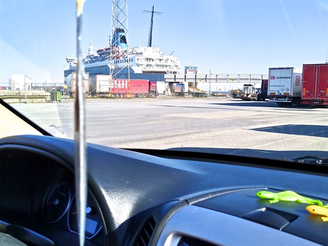 Det är få trafikanter och resenärer som åker färja från Vasa till Umeå nu. En vanlig vardag kan det röra sig om 40-50 personer. Bilden är tagen i Holmsunds hamn.