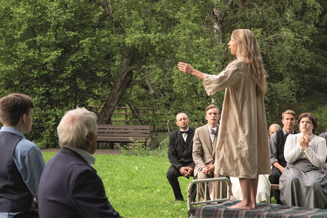Maria Åkerblom (Alexandra Mangs) predikar.