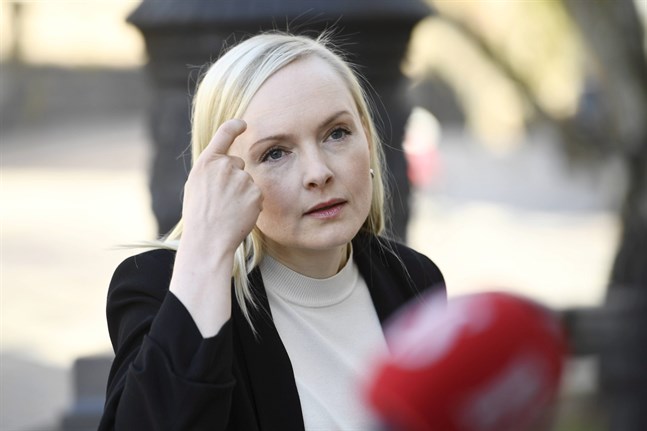 Minister Maria Ohisalo föreslår att statsförvaltningen ska föregå med gott exempel och tillåta en distansdag per vecka.