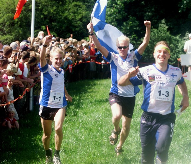 Jarkko Huovila, Pasi Ikonen och Mats Haldin stormar mot EM-guld i stafett efter en rafflande avslutning. 2004 i Roskilde.