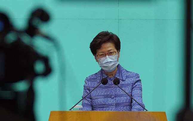 Hongkongs ledare Carrie Lam vid en presskonferens.