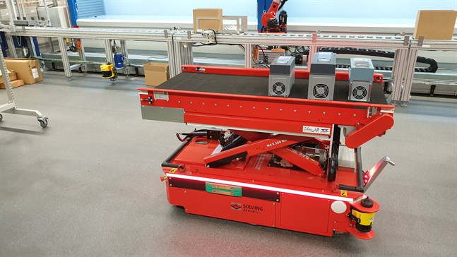 Robotvagnen Aalto kör runt med frekvensomriktare i fabriken i Runsor i Vasa.