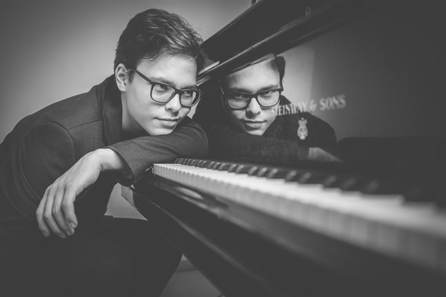 Tarmo Peltokoski från Vasa dirigerar en konsert i november där Tami Pohjola är violinsolist.