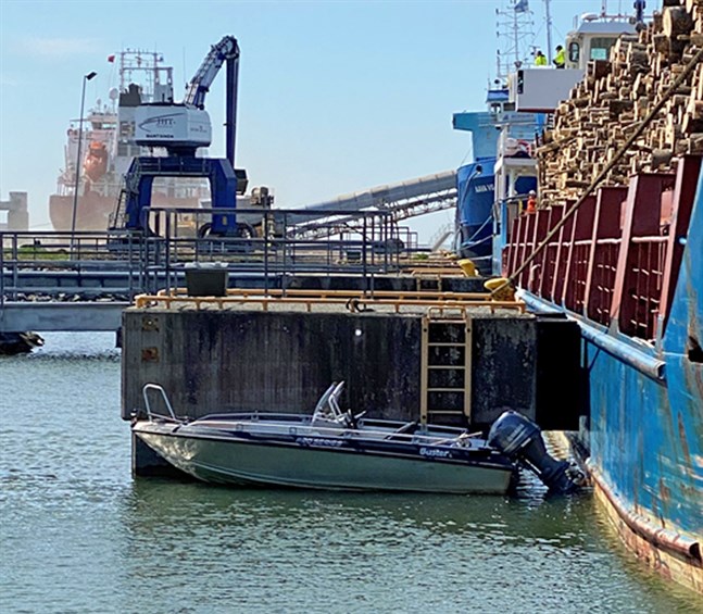 När 120 meter långa m/v Bellaland, fullastad med massaved skulle angöra diktalkajen på måndagen låg en motorbåt vid kajen – på ett ställe där privata båtar inte är tillåtna.