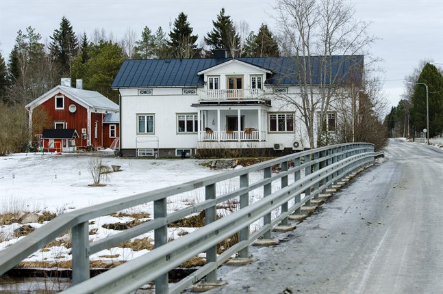 Församlingens tomtmark ligger i anslutning till den gamla prästgården i Nedervetil och fyra tomter ligger vid Perho å. Prästgård med tomt har redan tidigare sålts till privata.