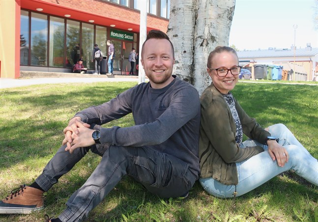 Rolli Snellman och Camilla Svenfelt har med Elevpodden nått ut till unga runt om i Svenskfinland. De vill gärna fortsätta ingjuta hopp och ge konkreta tips om hur man ska hantera jobbiga tankar.