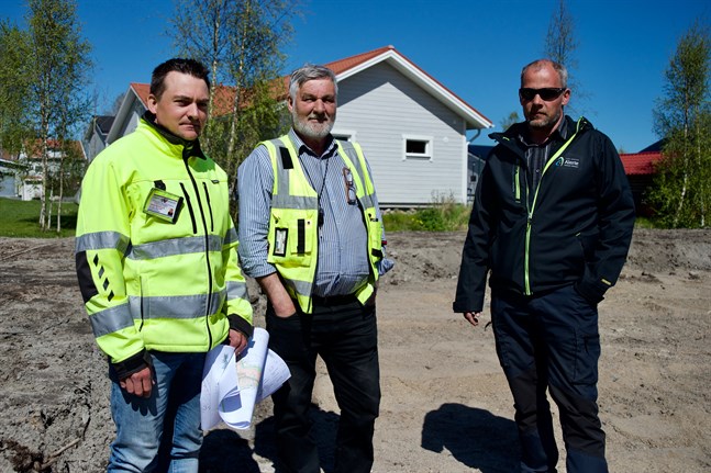 Frank Bäcksholm, Jan-Ole Bäck och Matias Knuts vid lekparken i Kivilös.