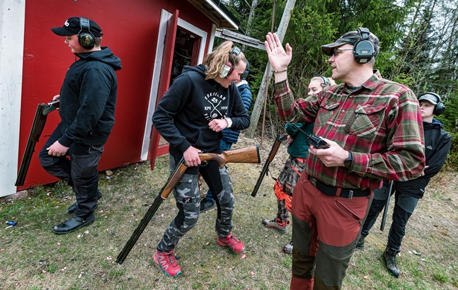 Tom Forsström i sitt rätta element tillsammans med niorna Kevin Grundvall, Vivi Granlund, Nicolina Berg och Lukas Norrbygård på skjutbanan. Trots att han blir pensionär kommer han att hoppa in som lärare i ämnet jakt och natur i Kronoby gymnasium.