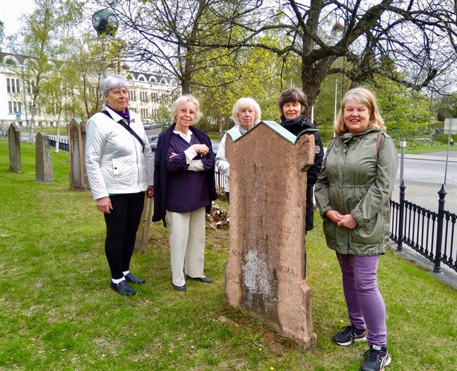 Linnea Mod, Kersin Kassab, Helena Westerlund, Gitta Wik och Margita Harjula har inspirerats av Helene Schjerfbecks måleri och familjebakgrund.