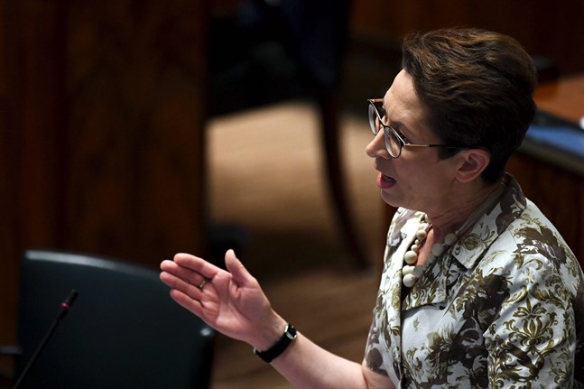 – Namnet Next Generation EU (Nästa generations EU) är passande, eftersom det är kommande generationer som får betala för det här, säger Sari Essayah.