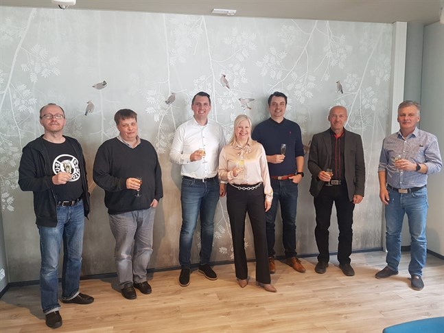 Markus Lamminmäki, KD-Soft delägare, Niclas Enlund, KD-Softs delägare, Toni Rantanen, Triuvares vd, Sari Vaajanen-Ärrälä, Triuvares styrelseordförande, samt Timi Rantanen från Triuvare. Tom Eriksson, KD-Softs vd och Tage Svahn, KD-Softs delägare, kan fira att affären i hamn.