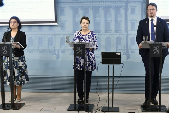 Social- och hälsovårdsministeriets strategichef Liisa-Maria Voipio-Pulkki, kanslichef Kirsi Varhila och Mika Salminen, direktör för avdelningen för hälsosäkerhet vid Institutet för hälsa och välfärd (THL) uppdaterade finländarna om coronaläget på torsdagen.