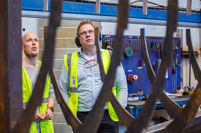Konstnären Simon Gripenberg och vd:n Sven Grankulla inspekterar det mäktiga konstverket Perca Navicula. På önskemål från kommunen får ÖT-läsarna bara se valda delar i väntan på avtäckningen den 26 juni.