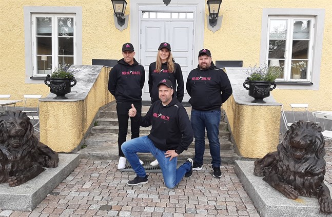 Teamets hjärntrust och en intressant värvning på damsidan. Sportchefen Espen Traeldal och vallabossen Mats Mäenpää flankerar Linn Sömskar medan teamchefen Kim Mäenpää gör tummen upp för det nya stallprojektet.