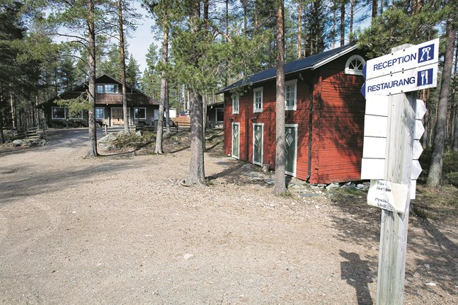 Kronoby kommun säljer hellre restaurangbyggnaden i bakgrunden för 20 000 euro än att man tvingas riva och flytta bort den.