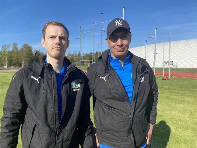 Bollhallen på Mosedal börjar tas ner över veckoslutet och om några dagar kan fotbollsspelare äntra konstgräset.