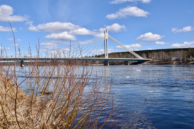 I Ounasjoki som är en biflod till Kemi älv har vattnet stigit oroväckande och förväntas stiga ytterligare en meter. På bilden syns Kemi älv.